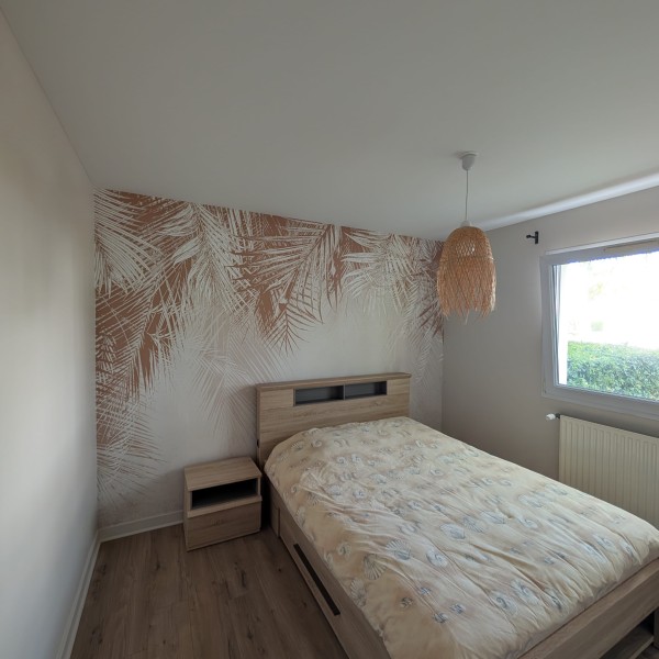 Chambre décorée d'un papier peint posé par L'Empreinte Murale.